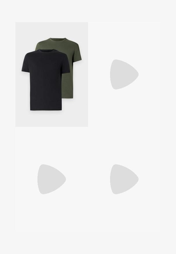 Duas t-shirts de gola redonda nas cores preto e verde-oliva, feitas de um tecido de algodão suave. O design é simples, com mangas curtas e corte reto.; Calças caqui com corte reto, feitas de algodão, com um cinto de couro marrom e uma fivela prateada. Textura suave, sem padrões.; Sapatilhas brancas em couro com sola grossa em creme, detalhe em azul marinho no calcanhar e logótipo lateral. Textura suave, design minimalista, apresentando fecho com atacadores.; Colar de corrente de metal prateado com grossos elos entrelaçados, textura polida e um pequeno fecho com detalhe de marca.