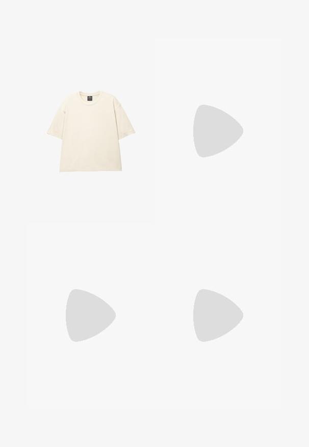 Oversized beige T-shirt gemaakt van zachte katoen, met een ronde hals, korte mouwen en een schone, eenvoudige stiksels. Geen patronen of grafische elementen.; Katoenen corduroy shorts in olijfgroen met gestructureerde verticale strepen, elastische tailleband en verstelbaar koord voor extra comfort.; Beige suède instap schoenen met een afgeronde neus, laag profiel en een gestructureerd oppervlak. Kenmerkt subtiele stikdetails langs de bovenkant.; Zwarte rechthoekige zonnebril met donkere lenzen, een matte afwerking en logo-detail op de sluiting. Het ontwerp heeft rechte randen en dikke monturen.