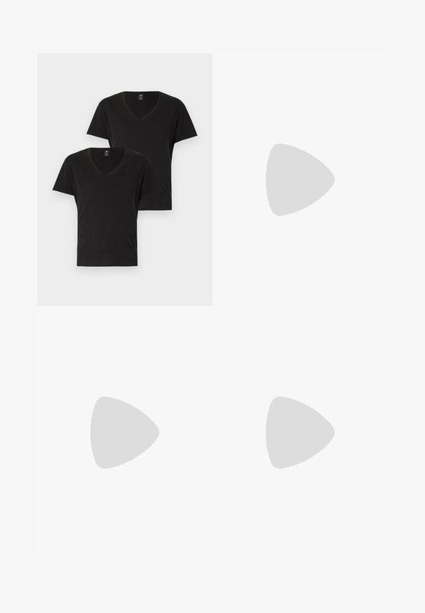 Dwie czarne t-shirty z dekoltem w serek, wykonane z miękkiej bawełny. Krótkie rękawy i standardowy krój. Minimalistyczny design z dyskretnym logo na piersi.; Czarne dopasowane spodnie o prostym kroju, wykonane z gładkiego materiału z płaskim przodem i bez widocznych kieszeni.; Białe skórzane trampki o gładkim wykończeniu, zaokrąglonym nosku, płaskich sznurówkach i teksturowanej podeszwie. Szary zamszowy akcent na pięcie.; Okulary przeciwsłoneczne z prostokątnymi, ciemnoszarymi soczewkami, srebrnymi metalowymi ramkami i czarnymi plastikowymi zakończeniami na zausznikach. Lekka konstrukcja z poduszkami nosowymi.