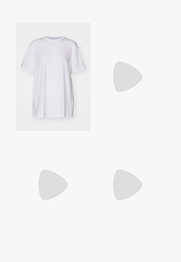 Witte oversized t-shirt van katoen, met een ronde hals, korte mouwen en zijsplitten voor een ontspannen pasvorm. Soepele textuur.; Zwarte cargobroek met wijde pijpen, elastische tailleband, verstelbaar trekkoord en twee steekzakken. Gemaakt van een gladde, lichte stof.; Donker bordeauxleren instappers met decoratieve stiksels en een verhoogde kraag, voorzien van een gladde textuur en een lage zwarte rubberen zool.; Rode suède schoudertas met een gebogen vorm. Voorzien van een zilverkleurig accent en een verstelbare band met hardware-details. Gladde textuur.; Kraagloze, diep rode jurk met een gladde textuur. Voorzien van een parelketting met een decoratieve zilveren accent in het midden.
