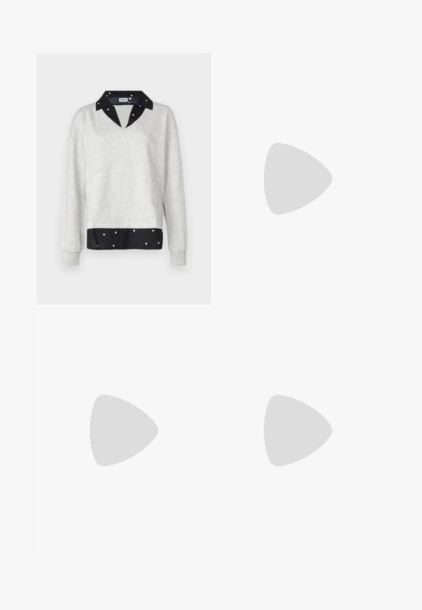 Sudadera gris con escote en V y mangas largas, que presenta un dobladillo y cuello de lunares negros, hecha de una tela suave.; Jeans de denim azul claro con un ajuste slim, diseño desgastado, estilo de cinco bolsillos, cierre de dos botones y ligero desgaste en la tela.; Zapatilla de cuero blanco con caja de dedos perforada, suela texturizada y cordones blancos, combinada con pantalones rojos amplios y un fondo azul y amarillo.; Aretes de aro de oro con un acabado suave y brillante. Diseño circular que presenta un pequeño post y un respaldo transparente para un uso seguro.