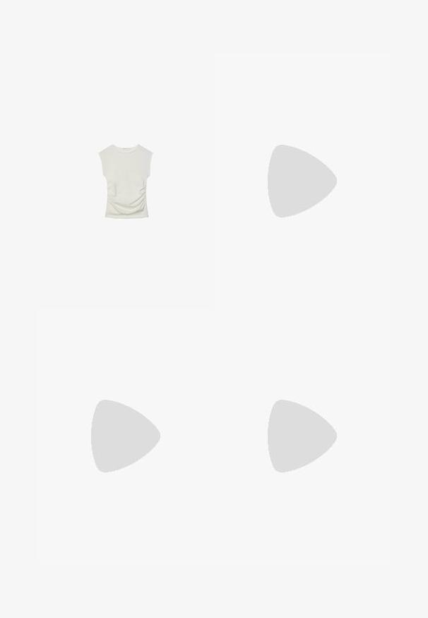 Valkoinen, ribbatusta kankaasta valmistettu, istuva toppi, jossa on hihattomat cap-sleeve -hihoja ja kokoontumisdetails, jotka antavat tekstuuria ja muotoa.; Beige farkkushortsit, joissa on raaka helma, viisi taskua ja edessä nappisulku. Rakenteellinen kangas hienovaraisilla ompeluyksityiskohdilla.; Beige sandaalit korkokengät, joissa on kapeat, ristiin menevät hihnat, avoin varvas ja neliömäinen tukikorko. Liukas lakattu pinta, säädettävä nilkkahihna.; Valkoinen olkalaukku, jossa on teksturoitu pinta, keskeinen solkiyksityiskohta ja kaareva muoto. Vetoketjusulkimet kummallakin puolella.