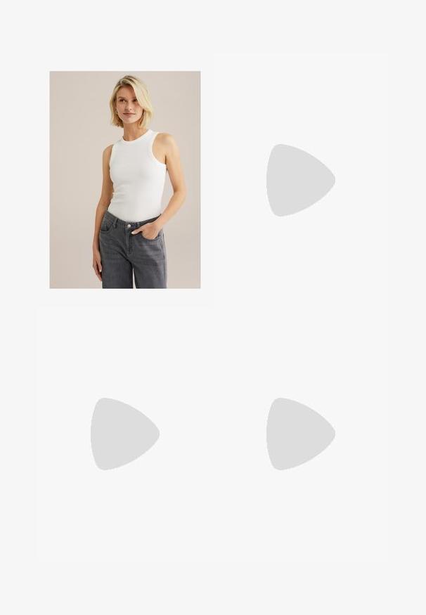 Bela brezrokavna rebrasta majica s krožnim izrezom, v kombinaciji z sivo visokim pasom jeans hlačami, ki vključujejo žepe in gumbasto zapiranje.; Široke hlače iz belega blaga, ki vsebujejo zapletene bež vezenine in valovite robove na spodnjem delu nogavic.; Rjavi semiš športni čevlji z belimi detajli in vezalkami. Gumijast podplat. Nošeni z belimi nogavicami z črnimi črtami. Zelena teksturirana talna obloga.; Želve sončne očala s okroglimi okvirji, temnimi lečami in zlatim logotipom na tempeljih. Gladek plastični material, brez vidnih vzorcev.; Rjava tkana usnjena torbica s sproščenim, trikotnim oblikovanjem. Ima pleten ročaj in zadrgo na vrhu.