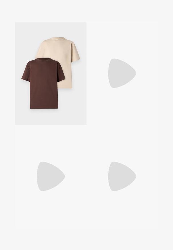 Zwei kurzärmelige T-Shirts: eines in Dunkelbraun und eines in Hellbeige. Aus Baumwolle, mit Rundhalsausschnitt und lockerer Passform.; Schwarze Hose mit geradem Schnitt, flachem Frontbereich und Falten. Hergestellt aus einem glatten Stoff mit Knopfverschluss und Gürtelschlaufen.; Schwarze Leder- ankle boot mit spitzem Zehenbereich, elastischen Seitenpaneelen, vertikalen Steppnähten und einem niedrigen Blockabsatz.; Schwarze rechteckige Sonnenbrille mit dunklen Gläsern, einem glatten Kunststoffrahmen und einem dezenten Logo am linken Bügel. Minimalistisches Design.