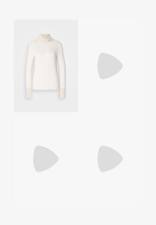 Pulover cu guler înalt, de culoare albă murdară, cu guler și manșete ribbrate. Prezintă un buton decorativ pe guler. Textură netedă, croială slim.; Fustă neagră, cu o croială lejeră, realizată dintr-un material neted. Are un brâu elastic și două buzunare laterale tip cargo. Design mediu.; Pantof înalt din piele argintie, cu vârf ascuțit, accent cu curea neagră și finisaj lucios, având o siluetă elegantă și toc subțire.; Geantă de mână din piele neagră, cu un design curbat, accesorii de culoare aurie și un mâner de sus. Dispune de o închidere elegantă și o textură netedă.