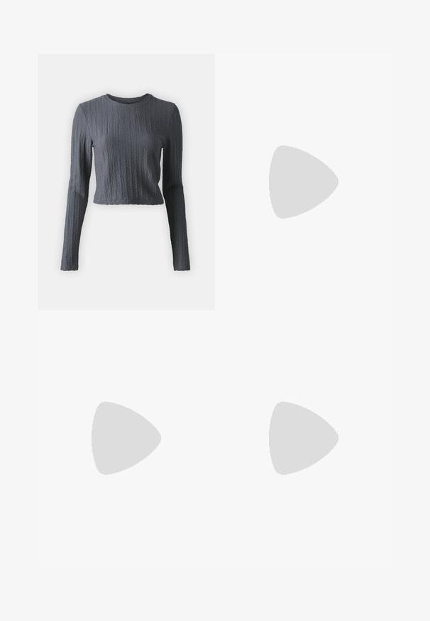 Grå, stripete langermet crop topp med rund hals, teksturert stoff og tettsittende silhuett. Designet for en komfortabel, uformell passform.; Bredde ben jeans med en lyseblå til mørkeblå gradient, høyt liv, beltehemper og et matchende belte i samme stoff. Teksturert denimoverflate.; Sorte lær loafers med rund tå, stikninger og en klumpete gummisåle med et teksturert grep mønster.; Svart semsket håndveske med en buet design, med nagle detaljer og en teksturert overflate. Justerbar stropp med nagler langs kanten.