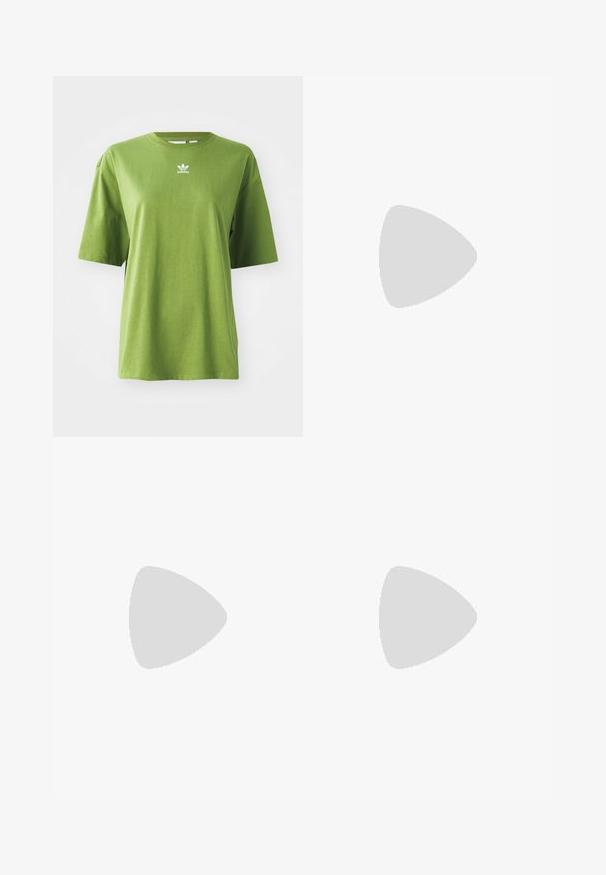 Zeleni pamučni majica s kratkim rukavima, okruglim izrezom i bijelim Adidas logotipom na prsima. Glatka tekstura, opušteni kroj.; Zelene široke traperice izrađene od denima. Imaju visoki struk, ravne nogavice, prednje džepove i zatvaranje s metalnim gumbom.; Crne kožne čizme na vezivanje s debelim potplatom i žutim šavom, suspendirane na žutoj kružnoj pozadini.; Srebrne naušnice s obručima i uvijenim dizajnom, s poliranim završetkom i pričvršćivanjem na stražnjoj strani. Mjere otprilike 3 cm u promjeru.