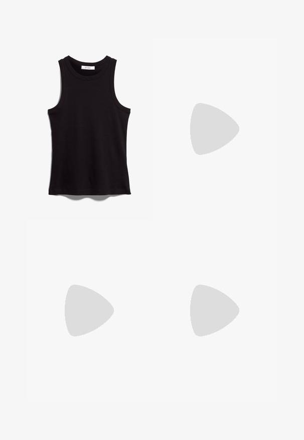 Schwarzes Tanktop aus geripptem Stoff. Mit Rundhalsausschnitt und weiten Armausschnitten. Gerader Saum mit genähten Details. Einfaches Design.; Maxikleid aus weißer Spitze mit gestuftem Design, elastischem Taillenbund und aufwendigen floralen Mustern. Leichtes und strukturiertes Material.; Schwarze Leder-Sandalen mit überkreuzten Riemen, flacher Sohle, glatter Textur und minimalistischer Gestaltung. Keine sichtbaren Beschläge oder Muster.; Goldene Creolen mit einer strukturierten, unregelmäßigen Form. Sie verfügen über einen nahtlosen Verschluss und eine polierte Oberflächenbehandlung, die ein modernes Design betont.
