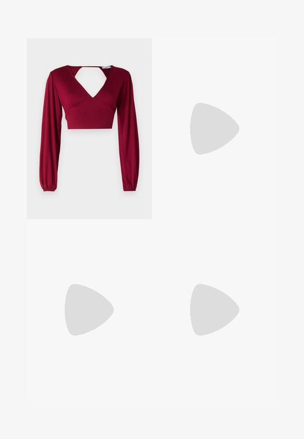 Burgundi színű rövid fazonú top hosszú ujjakkal és mély V-kivágással. Kivágott hátsó résszel és húzott részlet a vállaknál. Sima textúra.; Tengerészkék csipkeruha, fodros dizájnnal, aszimmetrikus alsó résszel, virágmintával és átlátszó csipkével az alján. Az anyag textúrának tűnik.; ALDO CRERIDE PILLOW WALK - Szandálok - beige; Kis krémszínű táska texturált felülettel, hosszú, állítható pánttal, láncos díszítéssel és fedéllel záródik. Aranyszínű fém részletek.; Arany fülbevalók sima, fényes felülettel. Kör alakú dizájn, amely kis kapoccsal és átlátszó tartozékkal rendelkezik a biztonságos viselés érdekében.
