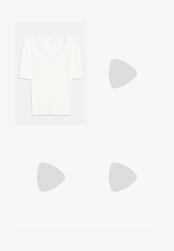 Bílé tričko s krátkým rukávem a kulatým výstřihem. Vyrobeno z měkké bavlněné tkaniny, má volný střih a minimalistický design.; Rabanne Pouzdrová sukně - deep navy; Černé lakované slingback lodičky s špičatou špičkou, úzkým podpatkem a jemným výřezem. Obsahují zlatou sponu na řemínku.; Hnědá kožená kabelka s unikátním trojúhelníkovým skladem, horním uchem a odnímatelným ramenním popruhem na bílém pozadí.