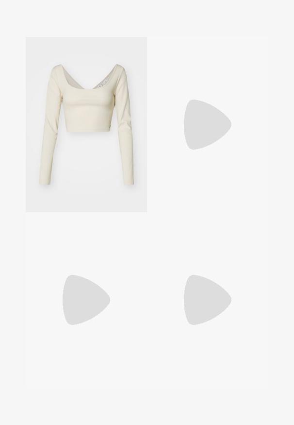 Pitkähihainen croptop vaaleanbeigestä ribbikankaasta. Siinä on leveä pyöreä kaula-aukko ja sivuakkenttipainikeyksityiskohta. Sujuva kangas.; Leveled itikkaat housut vaaleassa kankaassa, jossa on ruskeita kukkakuoseja ja geometrisia kuvioita, joustava vyötärö ja sileä rakenne.; Mustat varvastossut, joissa on sileä nahkapinta, ohut hihna ja litteä pohja, jossa on minimalistinen muotoilu. Ei huomattavia kuvioita tai koristeita.; Valkoinen nahkalaukku, jossa on teksturoitu kermaisen värinen kudotun kankaan pohja. Varustettu kultasävytteisellä kahvalla ja kierretyllä valkoisella hihnalla monikäyttöisyyden vuoksi.