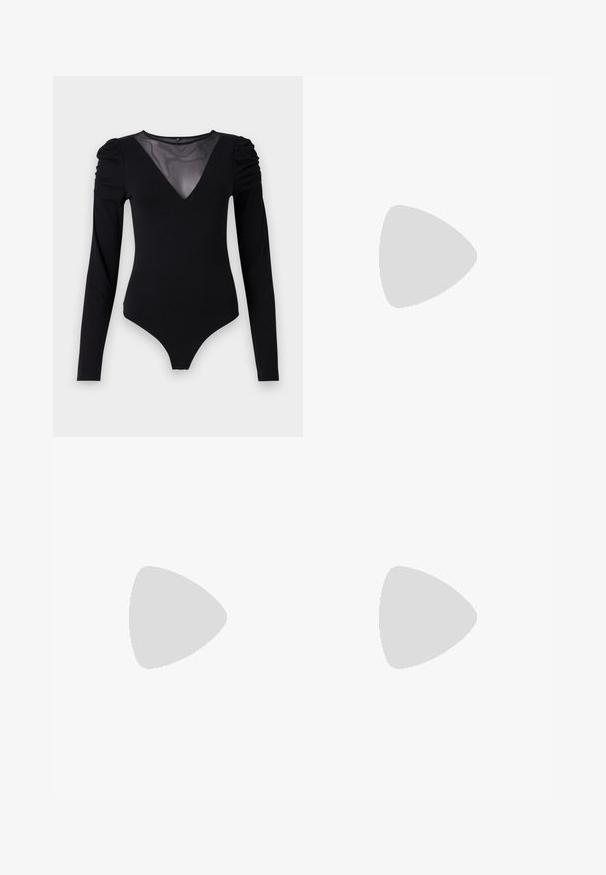 Musta body, jossa on pitkät hihat, verkko V-aukko ja rypytetty olkapäädetalji. Silkkinen kangas, joka muotoilee vartalon.; Vaaleanpunainen farkkuhame, jossa on kaksi sivutaskua, hopeinen napitus ja jämäkkä muotoilu. Sujuva pinta, jossa näkyvät ompelusaumat.; Mustat nahkakengät pyöreällä kärjellä, paksulla lohkopohjalla ja joustavilla sivuakkesseilla, yhdistettynä tummiin sukkahousuihin ja mustaan hameeseen, jossa on halkio.; Hopehope hopeilla, joissa on minimalistinen muotoilu. Pyöreä muoto, sileä pinta ja ohut profiili. Kevyet ja kiillotetut.