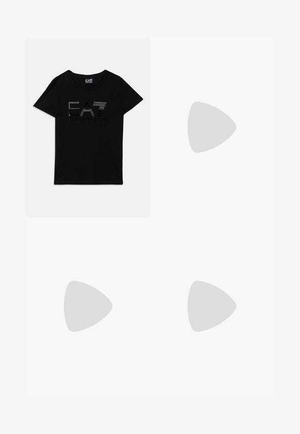 Čierne bavlnené tričko s krátkymi rukávmi, na ktorom sa nachádza logo "EA7" vyrobené z kamienkov a text "EMPORIO ARMANI" v kontrastnom dizajne.; Čierne športové šortky s elastickým pásom a šnúrkou. Obsahujú zlaté vyšívané logo na boku. Hladká tkanina a normálny strih.; Bežové lakované sandálové topánky s špicatou špičkou, štíhlým čiernym podpätkom a kovovými zlatými akcentmi na bokoch.; Čierny kožený batoh s klopou, prednou kapsou, bočnými zipsovými vreckami a hornou rukoväťou. Obsahuje detaily loga na prednej strane.