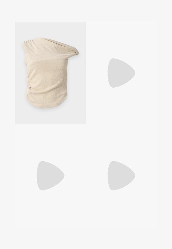 Haut beige clair en tissu texturé, présentant un design drapé avec des détails froncés sur un côté et une encolure large, dénudée d'une épaule.; Shorts taillés de couleur crème avec plis, arborant une texture lisse et une taille structurée. Poches avant de chaque côté.; Sandale à talon aiguille noire en cuir avec des fines bandoulières, boucle dorée et une boucle pour les orteils minimaliste sur fond blanc.; Bagues en résine claire et ambre, l'une lisse et transparente, l'autre avec une finition texturée en ambre. Les deux présentent des designs arrondis et épais.