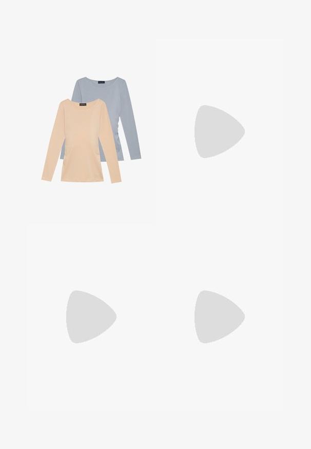 Set od dva dugačka rukava. Jedan u mekom breskvaste boje, a drugi u svijetloplavoj. Oba imaju glatku teksturu i dizajn s okruglim izrezom.; Crne trudničke traperice s rastezljivim pojasom iznad trbuha, uskim krojem i prednjim džepovima s glatkom teksturom.; Bež cipele s visokim potpeticama od patenta, s uperenim prstom, remenom oko gležnja i robusnom kvadratnom potpeticom. Glatka tekstura s sjajnim finišem.; Bijela kožna torba s čvrstim dizajnom, s magnetskim kopčanjem i remenom za rame, prikazana na neutralnoj pozadini.