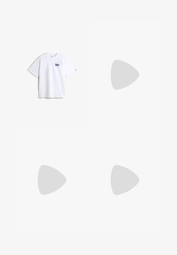 Biała bawełniana koszulka z niebieskim haftowanym logo na lewej piersi. Klasyczny okrągły dekolt, krótkie rękawy i luźny krój.; Czarne szorty wykonane z gładkiego materiału, z pojedynczym guzikiem z przodu, fałdami i kieszeniami bocznymi, zaprojektowane w luźnym kroju.; Czarne trampki z białymi akcentami, z gładką syntetyczną cholewką, okrągłym kształtem i gumową podeszwą, zestawione z jasnobeżowymi spodniami.; Okulary sportowe z szarymi soczewkami, pomarańczowymi akcentami i wzorzystymi białymi ramionami. Zaprojektowane z myślą o wydajności, o opływowym kształcie.