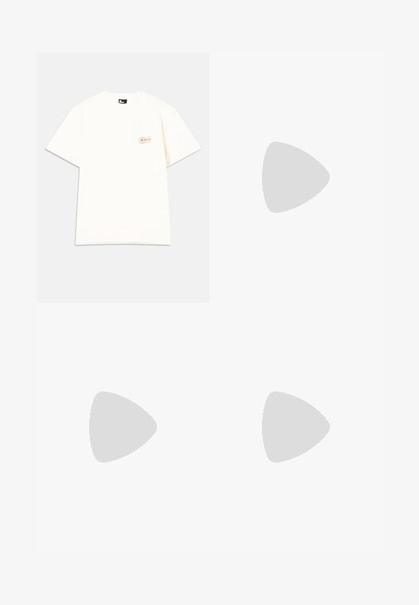 Camiseta de algodón de manga corta color crema, con un pequeño bolsillo con detalle de etiqueta en la esquina superior izquierda. Diseño de cuello redondo.; Vaqueros de mezclilla azul oscuro con un ligero desgaste, diseño de pierna recta, cinco bolsillos, cierre de botón y detalles de costura en color naranja.; Mocasín de cuero negro con un acabado brillante, punta redondeada, detalles de costura sutiles y una suela de goma gruesa para mayor durabilidad.; Bolso cruzado de cuero negro con cierre de solapa, herrajes en tono plata y dos acentos redondos. Cuenta con una correa desmontable. Textura suave.