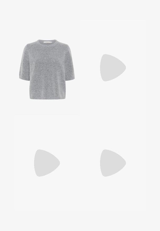 Grauer kurzärmeliger Pullover aus weichem, strukturiertem Stoff mit rundem Halsausschnitt und lockerer Passform. Leicht und vielseitig im Design.; Hellgraue Denim-Shorts mit einem lockeren Schnitt, hoher Taille, fünf Taschen und geradem Schnitt. Saubere, minimalistische Nähdetails.; Silberne Sneakers mit weißen Akzenten, ausgestattet mit drei Streifen, einer abgerundeten Spitze und einer Sohle aus Gummi. Strukturierter metallischer Stoff.; Gepolstertes, dunkelbraunes Tragetasche mit zwei großen Fronttaschen, Ledergriffen und kleinem goldenen Markenlabel in der oberen Mitte.