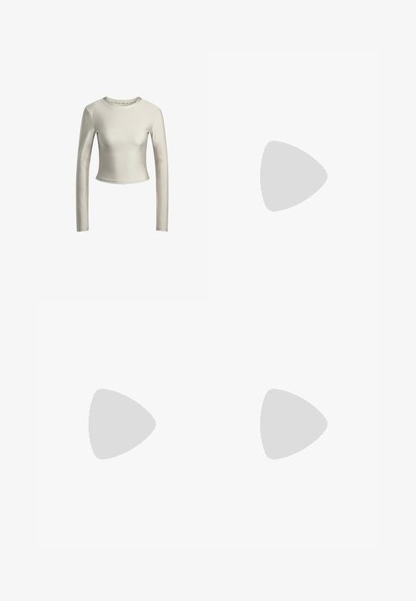 Langærmet crop top i lys cremefarve, lavet af glat, strækbart stof med rund halsudskæring og minimalistisk design.; Marineblå træningsbukser lavet af strækstof, med en sort elastisk talje og sidelommer, med et enkelt design og minimal branding.; Letvægts sportssko med en cremefarvet mesh-overdel, grå striber, en grøn detalje og en struktureret blå hælkappe. Sorte snørebånd.; Sort atletisk pandebånd med en glat overflade, buet form og elastisk top. Har et lille hvidt Adidas-logo på siden.