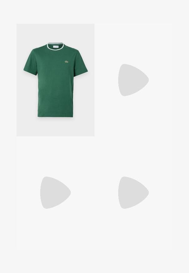 Camiseta de cuello redondo verde de algodón, de manga corta, con un cuello acanalado en blanco y verde en contraste y un pequeño logo bordado.; Vaqueros de mezclilla negra con un corte recto, textura ligeramente desgastada, cinco bolsillos y detalles en metal plateado. Etiqueta en la cintura.; Zapatillas Lacoste en gris oscuro con material de malla y sintético, que cuentan con una suela texturizada y detalles en marrón en el cuello y la marca.; Riñonera en estampado de tie-dye azul oscuro con cremallera en la parte superior, material texturizado y un detalle de logotipo prominente en la parte frontal.