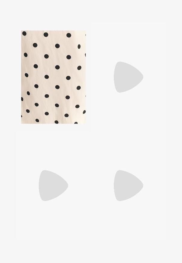 Stoff mit schwarzen Gänsefüßchen auf einem hellbeigen Hintergrund. Das Design zeigt gleichmäßig verteilte, solide Kreise auf einer glatten Textur.; Schwarze weite Hosen aus glattem Stoff. Mit einer vorderen Falte, Knopfverschluss und einem taillierten Bund für eine schlanke Passform.; Schwarze Lederloafer mit abgerundetem Zehenbereich, gerafftem Detail an der Vorderseite und flacher Sohle. Minimalistisches Design mit glatter Textur.; Schwarze Cat-Eye-Sonnenbrille mit dunkelgrauen Gläsern, schlankem Kunststoffrahmen, spitzen Ecken und geraden Bügeln. Keine sichtbaren Befestigungen oder Akzente.; Natürlich gewobene Strohtasche mit strukturierter Oberfläche, großem offenen Oberteil, geschwungener Form und einem dunklen Ledertragegriff. Verfügt über einen schwarzen Akzent an der Basis.