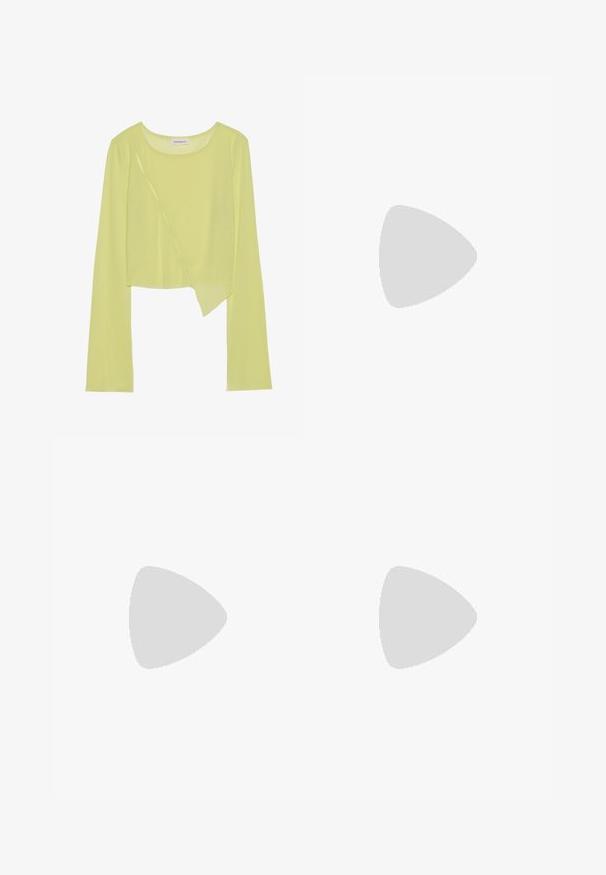 Lime vihreä pitkähihaine crop-top, jossa on pyöreä kaula-aukko ja epäsymmetrinen helma. Kevyt, ribattu rakenne, jossa on koristeellisia ommeltyksiä.; Versoni legginsit tummanoliivinvihreässä kankaassa, joissa on sileä vyötärönauha ja tyylikäs muotoilu ilman huomattavia kuvioita tai koristeita.; Keltaiset paksupohjaiset sandaalit, joissa on kolme säädettävää hihnaa, neliön muotoinen kärki, sileää synteettistä materiaalia ja hopeanväriset soljet.; Ruskean nahkainen olkalaukku, jossa on kaareva muoto, kultaiset yksityiskohdat ja solkiyksityiskohta. Varustettu irrotettavalla olkahihnalla.