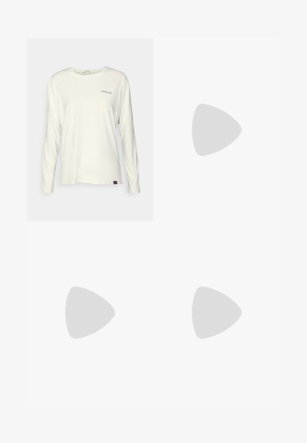Dlouhý rukáv, tričko s kulatým výstřihem v off-white bavlně. Na levé části hrudi je modré logo Patagonia a tričko má přizpůsobený střih.; Bílé cargo kalhoty vyrobené z lehké tkaniny s elastickým pasem, dvěma velkými bočními kapsami a malým černým logem na přední straně.; Černé turistické boty s mírně vyšším střihem, které mají texturovaný svršek, šedé detaily a odolnou gumovou podrážku s trakčními výstupky.; Sluneční brýle s elegantním, světle šedým plastovým rámem, obepínajícím designem, tmavými skly a hladkým povrchem. Má minimální značení na boku.