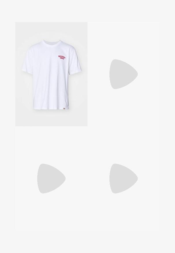 Vit bomull t-shirt med korta ärmar som har en röd broderad logotyp "DICKIES 1922" på vänster bröst; ribbad rund halsdesign.; Ljusblå denimjeans med klassisk passform, med en urtvättad finish, lätt slitage, bältesöppningar, fem fickor och silverdetaljer.; Höga beige kanvas sneakers med röd rand, vit gummisula och metallhål, som har den ikoniska stjärnlogotypen på sidan.; Bruna rektangulära solglasögon med tunna silvertrådsskalmar och näsbrostöd. Linserna är platta och något tonade.
