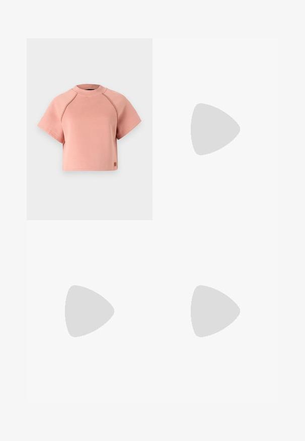 Rosa kort sweatshirt med rund hals, korte ærmer og kontraststing detaljer. Har et lille logo patch ved kanten.; Høytlivte, tettsittende leggings i livlig rosa, laget av elastisk materiale, designet for komfort og fleksibilitet, uten synlige mønstre eller maskinvare.; Brune suède ankelstøvler med rund tå, platformsåle og syet detalje. Har en strop bagpå for nem påtagning.; Skilpaddeskall solbriller med runde rammer, mørke linser og gulllogo detaljer på stengene. Glatt plastmateriale, uten synlige mønstre.