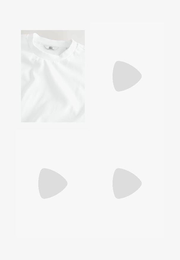 Egyszerű fehér póló, közelről bemutatva a nyakkivágást és a címkét, amelyen a "NEXT EDIT." felirat látható egy világos háttéren.; Beige rövidnadrág rugalmas derékkal és zsinórral. Könnyű anyagból készült, sima felülettel. Egyszerű dizájn, minta nélkül.; Fehér sportcipők, amelyek hálós és szintetikus anyagból készültek, lekerekített orral, párnázott talppal és bézs díszítésekkel az oldalán.; Fekete napszemüveg, téglalap alakú kerettel, szürke lencsékkel és egy szembetűnő arany logóval a szárán. Simított műanyag anyag és elegáns dizájn.