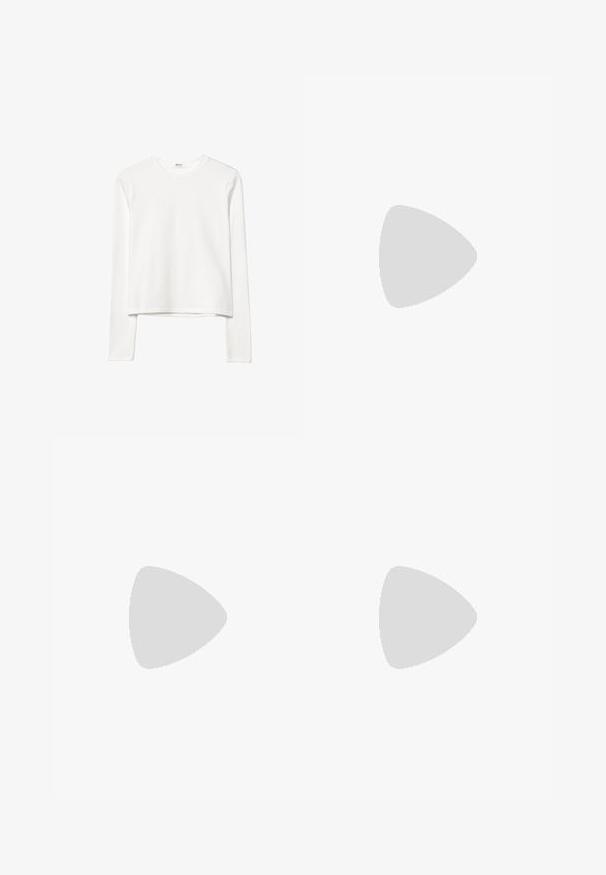 Witte katoenen top met lange mouwen, ronde hals, cropped ontwerp, gladde textuur en minimalistische uitstraling. Geen zichtbare logo's of patronen.; Brede beenbroek in een diep roestrode stof. Kenmerken zijn twee voorplooien en twee knopen op de tailleband. Gladde textuur, casual ontwerp.; Geel faux leren sandaal met een chunky witte platformzool. Beschikt over twee brede banden en een verstelbare enkelband met een metalen gesp.; Zwarte leren hobo tas met een gladde textuur, kromme vorm en een enkele verstelbare schouderband; heeft een brede opening aan de bovenkant.