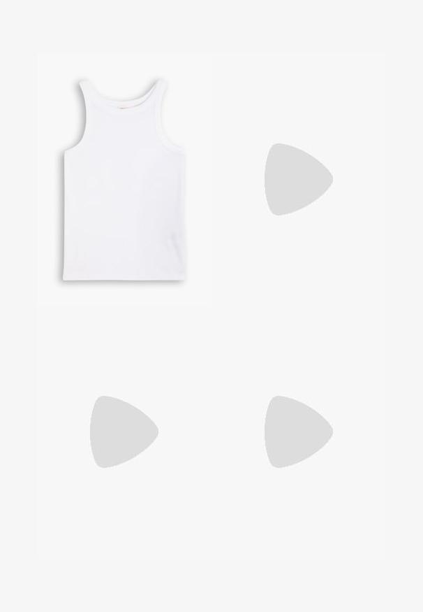 Fehér pamut ujjatlan felső széles vállpántokkal, kerek nyakkal és sima, bordázott textúrával. Nincsenek minták vagy díszítések.; Bézs széles szárú nadrág rugalmas derékpánttal, sima elülső résszel és selymes anyagtextúrával. Laza szabású a kényelem érdekében.; Fekete bőr bokacsizma hegyes orral és kis sarkával. Aranylánc díszítéssel a bokán. Texturált kőfelületen körülvéve.; Arany fülbevalók sima, kerek formával és fényes felülettel; egy kis kapoccsal rendelkezik a biztonságos rögzítés érdekében.