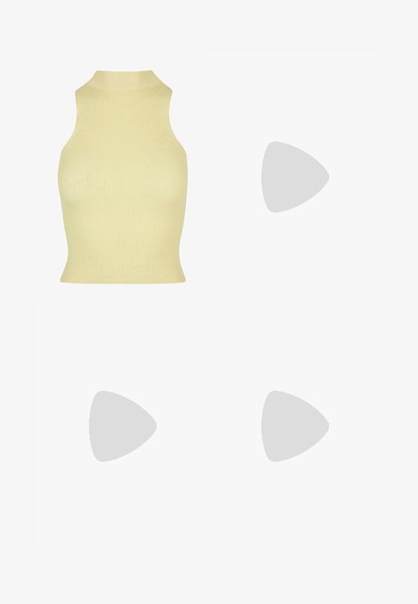 Top smanicato a costine di un morbido giallo, con collo alto e silhouette aderente. Realizzato in un morbido tessuto jersey elasticizzato per garantire comfort.; Salopette ampia verde realizzata in tessuto testurizzato, con spalline regolabili e tasche frontali con bottoni color ottone.; Scarpa sportiva beige con strisce nere, suola in gomma naturale e dettagli neri. Presenta una tomaia in pelle liscia e un design a punta arrotondata.; Occhiali neri rettangolari con lenti trasparenti, caratterizzati da bordi arrotondati e dettagli laterali, con una finitura lucida sulla montatura e sulle astine.; Borsa hobo in pelle nera con design morbido, ampia tracolla e texture liscia. Presenta una chiusura con zip laterale.