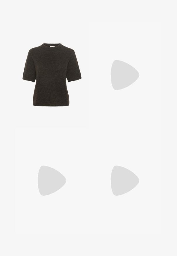Pull à manches courtes en tissu tricoté gris foncé. Encolure ronde, texture douce et coupe décontractée avec des coutures minimales.; Jupe midi en satin beige avec une texture lisse, un design évasé et une taille élastique pour le confort et la facilité d'utilisation.; Baskets en daim marron avec des accents et des lacets blancs. Semelle en caoutchouc gomme. Portées avec des chaussettes blanches à rayures noires. Sol texturé vert.; Lunettes de soleil carrées avec une monture en acétate écaille de tortue et des verres transparents. Elles présentent des branches larges et une finition mate, améliorant ainsi la durabilité globale.