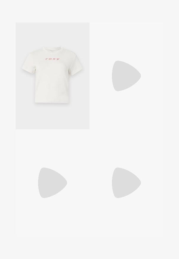 Camiseta de algodón blanca con mangas cortas y cuello redondo, que presenta un logo rosa "roxy" impreso en el frente. Diseño de ajuste regular.; Pantalones negros con una textura suave, un ajuste entallado y grandes bolsillos traseros. El logo de Roxy está bordado en blanco en el bolsillo derecho.; Sandalia de tacón alto blanca con un tacón grueso, que presenta un diseño de tiras y un lazo en el tobillo. Textura suave con una plataforma en la parte delantera para mayor altura.; Bolso de piel negra con forma curva, correa desmontable y herrajes dorados. El bolso cuenta con una solapa con un detalle de hebilla.