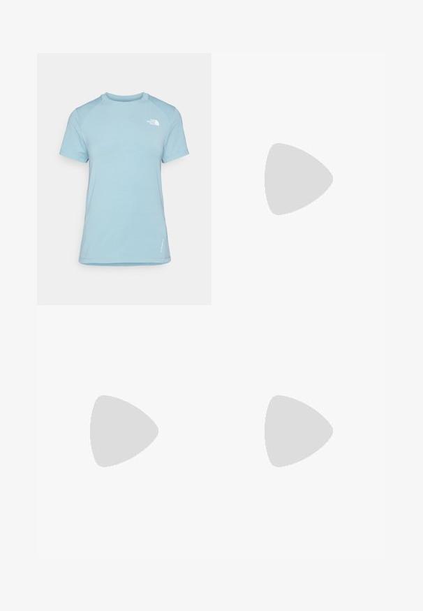 Světle modré tričko s krátkým rukávem a kulatým výstřihem. Obsahuje měkkou látku, raglánové rukávy a bílé logo na horní levé části hrudníku.; Zelené cyklistické šortky s černými síťovanými popruhy, polstrováním v sedací oblasti a elastickým páskem na spodní části pro těsné uchycení.; Béžová a krémová sportovní obuv s texturovaným síťovaným svrškem, podpůrnými překryvy a gumovou podrážkou s dezénem pro lepší přilnavost.; Sportovní sluneční brýle s černým rámem, bílými akcenty a modrými gradientními zrcadlovými čočkami. Texturované bílé a černě vzorované stranice.