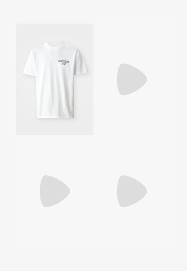 Weißes Baumwoll-T-Shirt mit Rundhalsausschnitt. Mit kleinem blauen Textlogo „CARHARTT WIP“ auf der linken Brust. Klassische Passform, kurze Ärmel.; Olivengrüne Cargo-Hosen mit Gummibund, Kordelzug und Seitentaschen. Der Stoff wirkt weich mit einer glatten Textur.; Schwarze Sneakers mit einer Kombination aus strukturierten und glatten Materialien, auffälliger Schnürung und einer massiven Sohle, kombiniert mit dunklen Jeans.; Schwarze Umhängetasche mit einem Reißverschluss-Hauptfach, einer Fronttasche, einem verstellbaren Tragegurt und einem sichtbaren Logo-Patch auf dem Deckel.