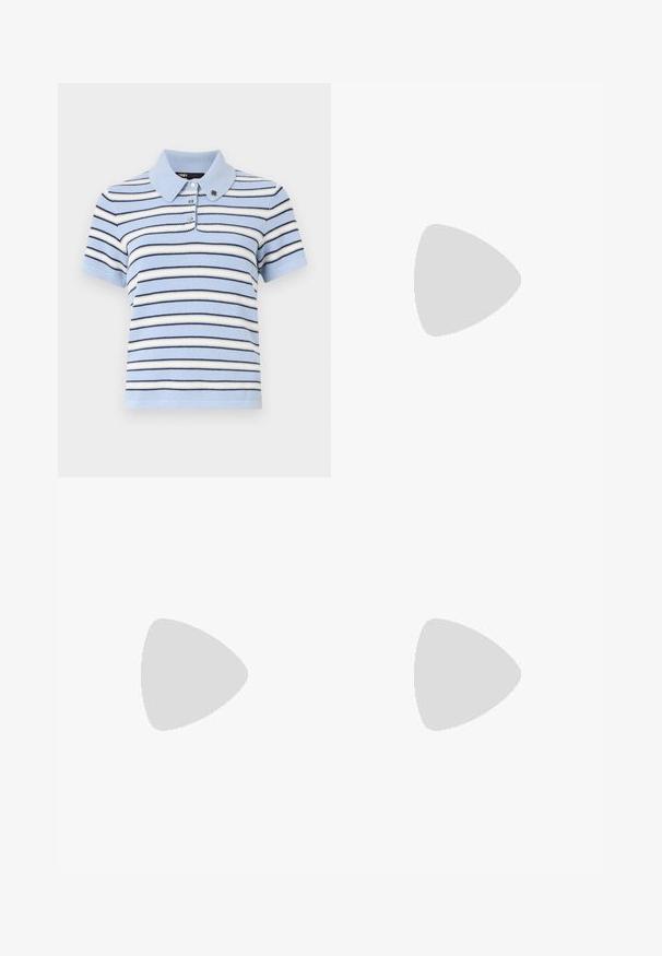 Csíkos póló, amely világoskék, fehér és tengerészkék vízszintes csíkokkal rendelkezik, puha kötött anyagból készült, gallérral és háromgombos gombolással.; Rózsaszín szoknya sima textúrájú anyagból. Két elülső zsebe van, amelyek klipszes záródással rendelkeznek, és díszvarrás látható az alsó szegélyen.; Fekete lakkbőr lapos cipő négyzet alakú orral, ezüst hardware-rel ellátott bokapánttal és lapos talppal. Simaságával és minimalista dizájnjával kiemelkedő.; Sötétbarna velúr kézitáska, fröccsöntött oldalakkal, téglalap alakú kivágott fogantyúval és állítható bőrszíjjal, fehér hátt�ér előtt.