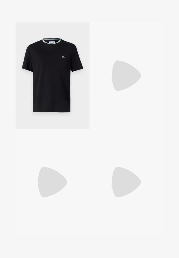 Zwarte katoenen t-shirt met ronde hals, voorzien van een witte en groene gestreepte afwerking en een geborduurd groen krokodillenlogo op de linkerborst.; Khaki cargobroek gemaakt van katoen, met een elastische tailleband, twee zijzakken en koordjes bij de enkels.; Lacoste sneakers in donkergrijs van mesh en synthetisch materiaal, met een gestructureerde zool en bruine accenten op de kraag en branding.; Fanny pack in donkerblauw tie-dye print met een ritssluiting bovenaan, textuur materiaal en een opvallend logo op de voorkant.