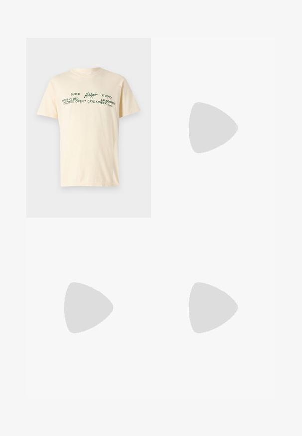 T-shirt en coton couleur crème à manches courtes avec un texte vert indiquant "KidSuper", "Super Fluff n' Fold" et des détails de lavage.; Shorts rose clair en coton, dotés d'une taille élastique avec cordon de serrage, et de jambes à coupe droite avec des détails de couture sur l'ourlet.; Tongs blanches avec une semelle texturée et deux fines sangles. Les sangles sont lisses avec un logo subtil. Pas de motifs ni d'accents supplémentaires.; Montre numérique en or avec un cadran rectangulaire, fonction de suivi des pas, résistance à l'eau et bracelet en maillons métalliques. Affiche l'heure et la date.