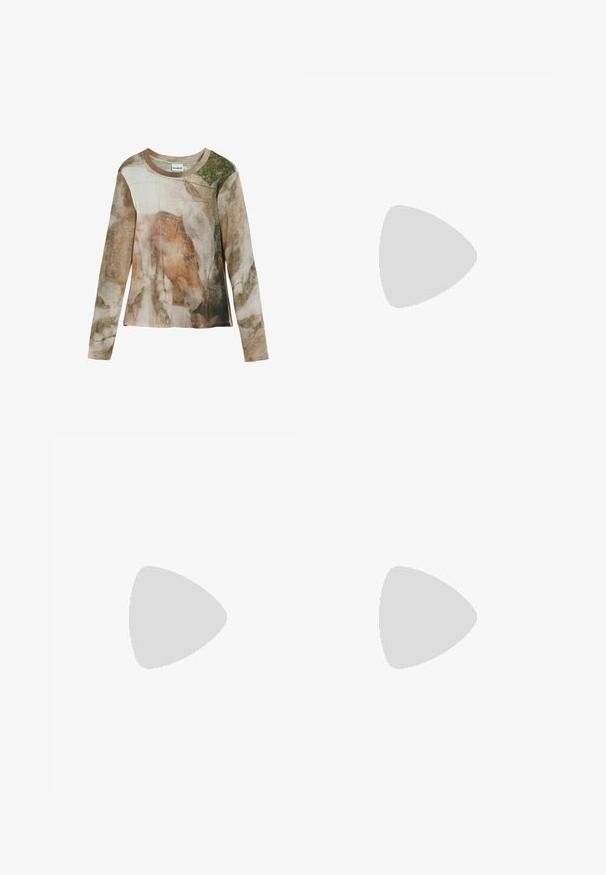 Lekki, długi rękaw, z nadrukiem abstrakcyjnym inspirowanym naturą w ziemistych odcieniach brązu i zieleni. Okrągły dekolt i miękka faktura.; Jasnoniebieskie denimowe szorty o luźnym kroju, z kolorowymi haftowanymi grafikami tygrysa i tekstem z tyłu, zakończone podwiniętymi nogawkami.; Przezroczysta sandał z obcasem, z przezroczystą cholewką, beżową wkładką i smukłym paskiem w okolicy kostki. Posiada spiczasty czubek i cienki wysoki obcas.; Brązowa torebka z zamszu z złotym kwadratowym zapięciem, górnym uchwytem i łańcuszkowym paskiem. Charakteryzuje się prostokątnym kształtem i zaokrąglonymi krawędziami.