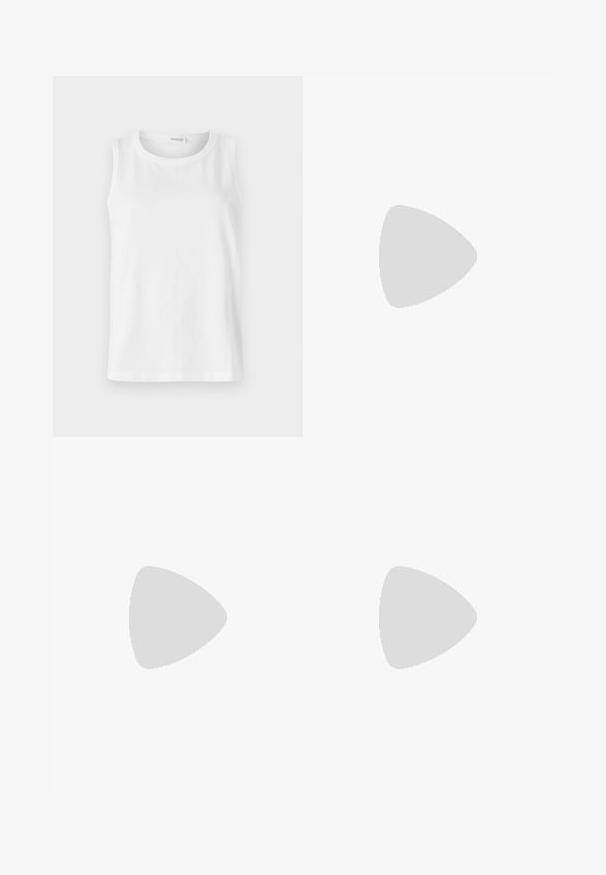 Hvit ermeless topp laget av myk bomull. Har rund halsringning og rett snitt. Enkelt design uten synlige mønstre eller detaljer.; Vide ben bleke jeans med høy midje, som har en klassisk fem-lommer design og en strukturert midjebånd.; Svarte lær balletflater med spiss tå, ankelbånd og flat såle, som har en glatt tekstur og minimalistisk design.; Kremfarget kjole med røde prikker, volanger på armene, innsnørt midje; kombinert med en liten hvit veske og nakne høye hæler.