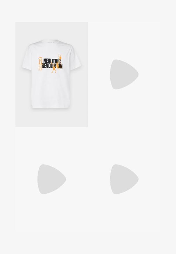 Witte katoenen t-shirt met gedurfde zwarte en oranje grafische tekst "NEOLITHIC REVOLUTION" en abstracte mensfiguren.; Bruine katoenen broeken met een trekkoord in het groenblauw. Het ontwerp heeft rechte pijpen en geen zichtbare zakken of versieringen.; Witte leren sneaker met een gladde afwerking, ronde neus, platte veters en een gestructureerde zool. Kenmerkt zich door een subtiel logo op de hiel.; Plastic zonnebril met een schildpadpatroon, octagonale bruine lenzen en dunne gouden hardwareaccenten op het frame.