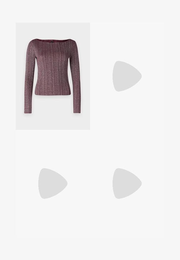 Burgundská dlouhá rukávová žebrovaná blůza s širokým výstřihem, vyrobená z texturované pleteniny s kovovými odlesky.; Hnědá maxi sukně s flitry a přiléhavým střihem, která má hladkou texturu a elastický pas, pokrytá odrážejícími flitry po celém povrchu.; Černé lakované kožené sandály na vysokém podpatku s třemi horizontálními pásky a nastavitelným páskem kolem kotníku. Elegantní silueta a lesklý povrch.; Žena s dlouhými tmavými vlasy, oblečená v černém obleku, nese černou koženou kabelku přes rameno a dívá se přes rameno na bílém pozadí.