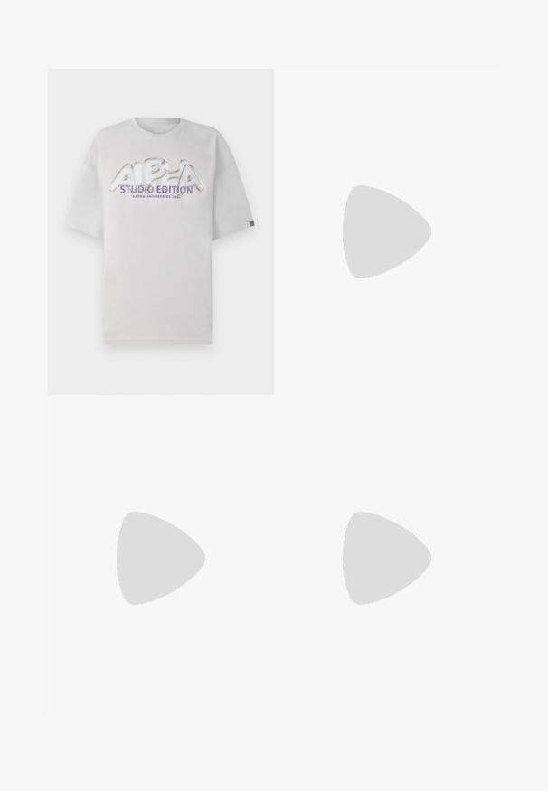 T-shirt branco de manga curta com decote redondo, apresentando um logótipo brilhante e multicolorido "ALPHA STUDIO EDITION" na parte da frente.; Calças de ganga brancas com cintura alta e corte largo. Apresenta fecho de botão e zíper, passantes para cinto e detalhes de costura sutis.; Tênis atléticos prateados e bege com parte superior em malha e sintético, fechamento de cadarço e sola em borracha preta; apresenta logo 'N' e detalhe ABZORB.; Sweatshirt de felpa castanho com zíper de um quarto e logótipo bordado, acompanhado de uma mala crossbody preta com fecho e detalhe do logótipo, vestida sobre uns jeans.