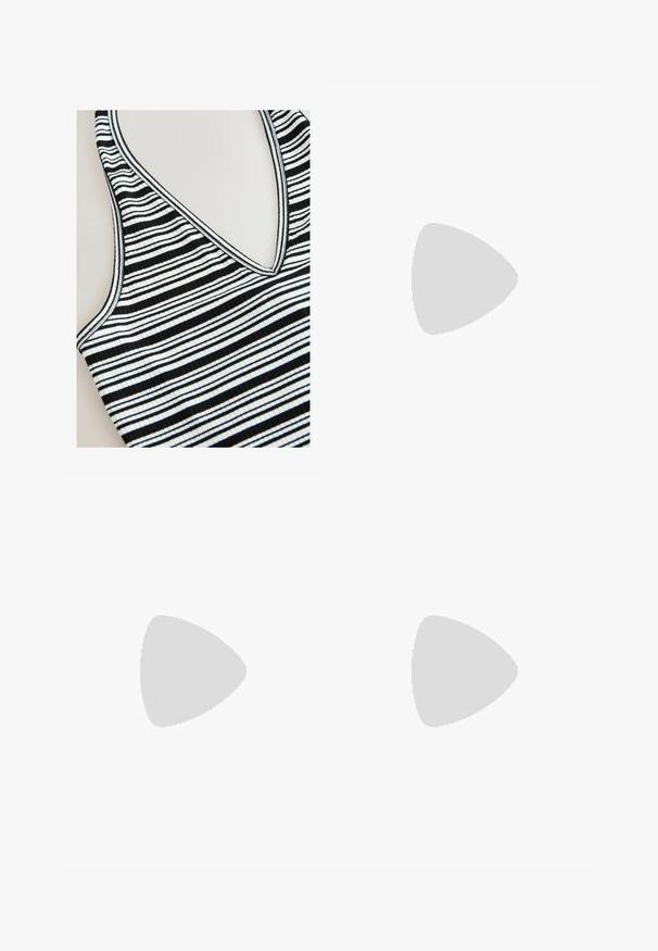 Next STRIPED HALTER NECK - Top - monochrome; Gina Tricot BASIC FOLDED HOT PANTS - Shorts - shrinking violet; Next REGULAR FIT-FOREVER COMFORT ROUND TOE VINYL TOE THONG KITTEN - Chanclas de dedo - pink; Even&Odd Gafas con filtro de luz azul - brown