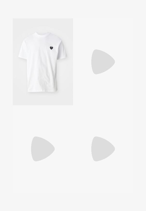 Camiseta de algodón blanca con mangas cortas, que presenta un pequeño logo negro en forma de corazón en el lado izquierdo del pecho. Diseño clásico de cuello redondo.; Jeans de denims azul con un diseño de pierna recta, cintura alta, bolsillos frontales y cierre de un solo botón. Lavado medio con un ligero desgaste.; Zapatilla deportiva gris con parte superior de malla y ante, acentos blancos, suela acolchada y un diseño distintivo con elementos reflectantes.; Collar de metal plateado de tres capas que presenta cadenas flexibles y elegantes con un ligero brillo, asegurado con un cierre de langosta y cadena ajustable.