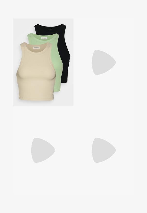 Even&Odd by Zalando 3 PACK - Tops - beige/black/green; Nike Sportswear SPORTSWEAR PHOENIX FLEECE - Treniņtērpa apakšdaļas - bicoastal/black; Baltie un sudraba Nike kedas ar tīkla audumu, atstarojošiem akcentiem un bēša zoli. Valkātas ar melnām zeķēm, stāvot uz zilas virsmas.; Saulesbrilles ar elegantu, sudraba plastmasas rāmi, tumšiem lēcas un izliekta forma. Iezīmējas ar drosmīgiem akcentiem un vieglu konstrukciju.