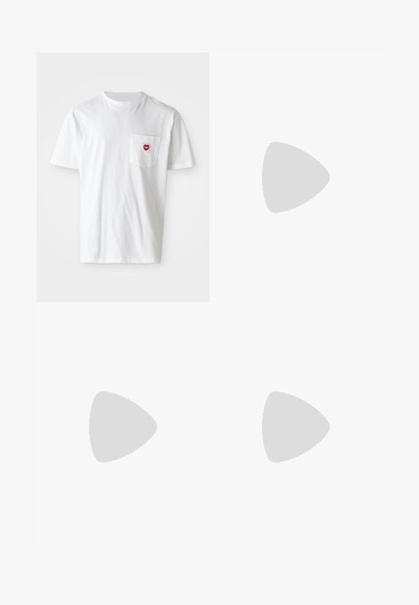 T-shirt en coton blanc avec un col rond et des manches courtes. Présente un petit logo en forme de cœur rouge sur la poche gauche de la poitrine.; Shorts rayés bleu clair avec une taille élastique, fabriqués à partir d'un tissu doux. Dispose de poches latérales et d'une coupe décontractée, idéales pour une tenue décontractée.; Chaussure en cuir noir avec un bout arrondi, design à lacets, couture jaune le long de la semelle et une semelle en caoutchouc texturée et épaisse.; Lunettes de soleil en écaille de tortue avec des verres verts, présentant une forme octogonale et des branches minces et courbées. Le matériau a une finition brillante.