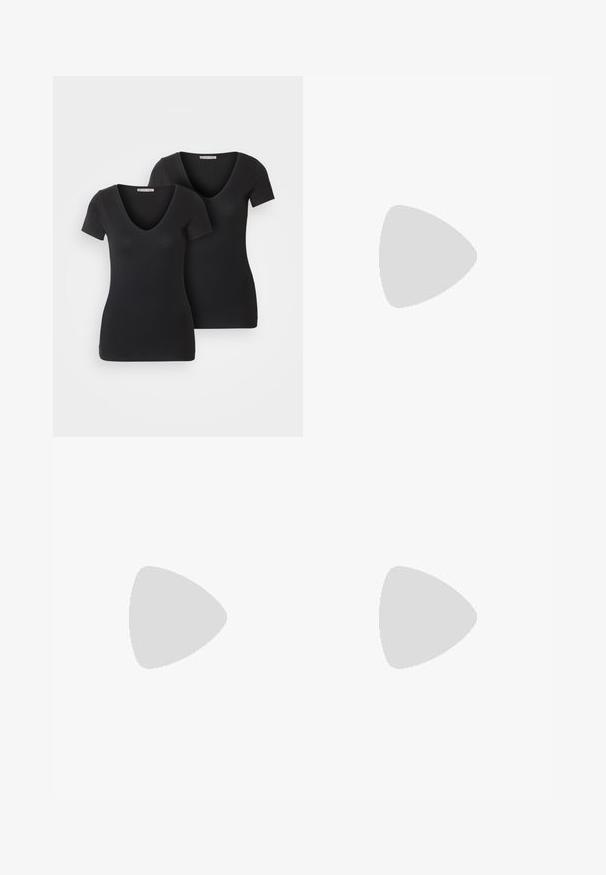 To sorte t-shirts med kort ærme og V-udskæring, lavet af glat stof. Hver skjorte har en tætsiddende silhuet og sømløs konstruktion.; Sort læder A-line skørt med en glat tekstur, der har høj talje og subtile sømdetaljer foran.; Sorte læder knæhøje støvler med spidse tæer og firkantet hæl. Glat tekstur med et slankt design og minimale syninger.; Sort læder tote taske med to lange håndtag, en glat tekstur og en struktureret form. Har en forlommem for ekstra opbevaring.